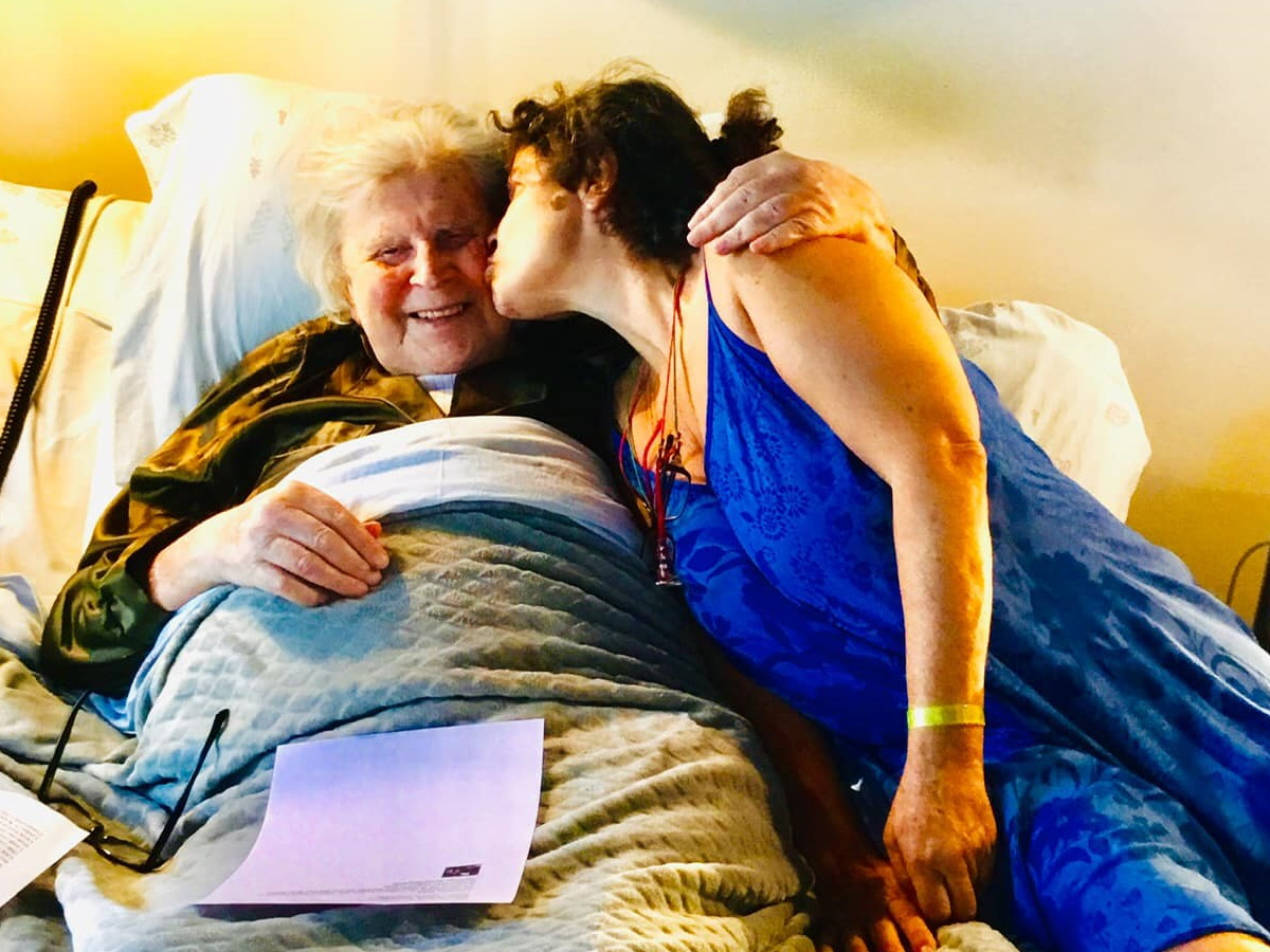 Η Μαργαρίτα Θεοδωράκη αποκάλυψε ποια Ελληνίδα τραγουδίστρια πλήρωσε των 6.000 ευρώ λογαριασμό του ρεύματος