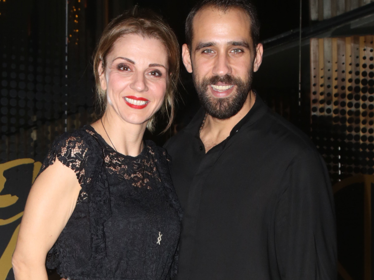 Η Ματίνα Νικολάου φωτογραφίζεται με τον αγαπημένο της στο στολισμένο σπίτι τους!