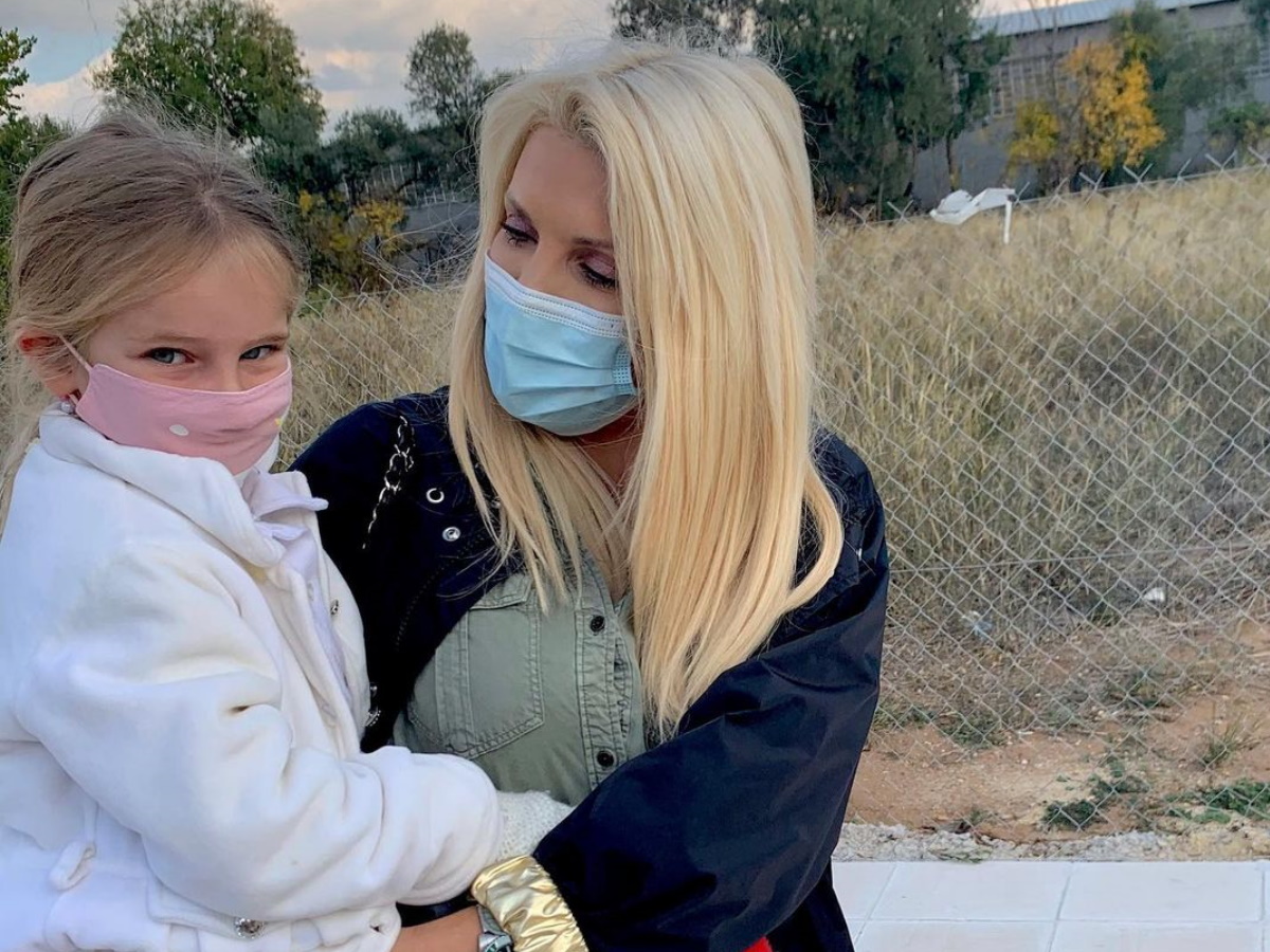 Ελένη Μενεγάκη: Η μικρή Μαρίνα τη βοηθάει να φτιάξουν τα χριστουγεννιάτικα κουλουράκια! (pic)