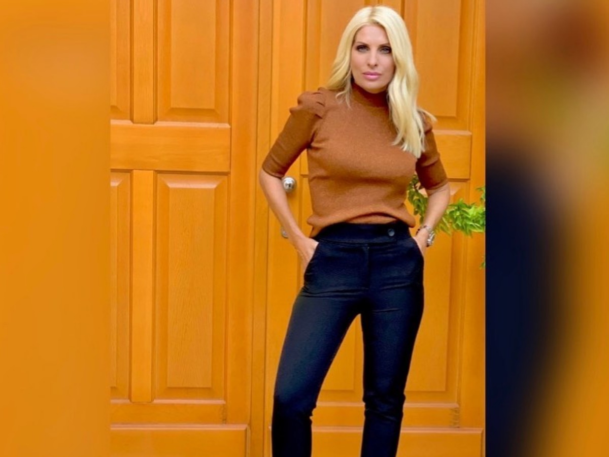 Η Ελένη Μενεγάκη ανέβηκε στο πιο απίθανο μέρος του σπιτιού της για να στείλει μήνυμα στους θαυμαστές της!