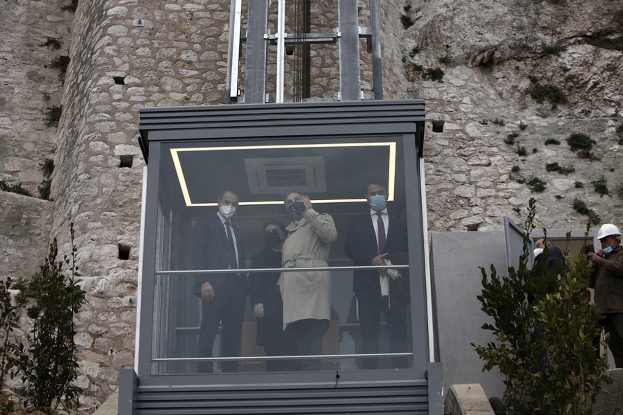 Ο πρωθυπουργός εγκαινίασε και μπήκε πρώτος στον ανελκυστήρα πλαγιάς στην Ακρόπολη