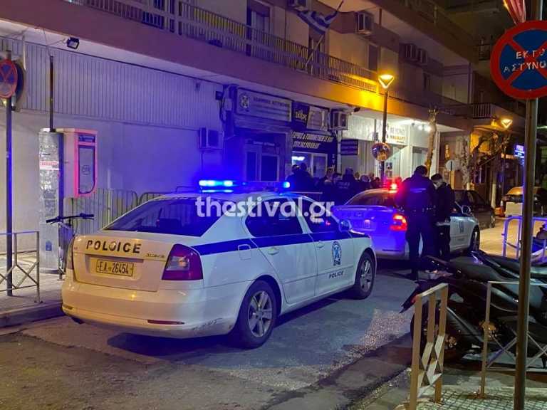Θεσσαλονίκη: Μολότοφ και προσαγωγές σε αστυνομικό τμήμα! Οι πρώτες εικόνες μετά την επίθεση (Βίντεο)