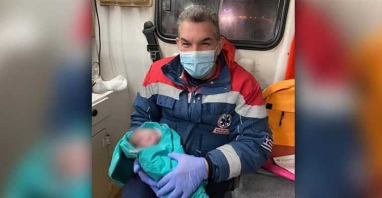 Καρδίτσα: Γεννήθηκε στο ασθενοφόρο! Η φωτογραφία που πλαισιώνει την πιο ευχάριστη είδηση της ημέρας