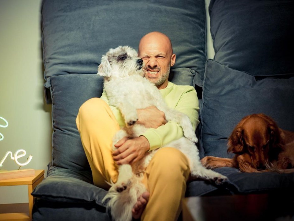 Ο Νίκος Μουτσινάς δεν μασάει τα λόγια του: “Έχω φάει bullying για τον μπαμπά, για την φαλάκρα, για το gayness”