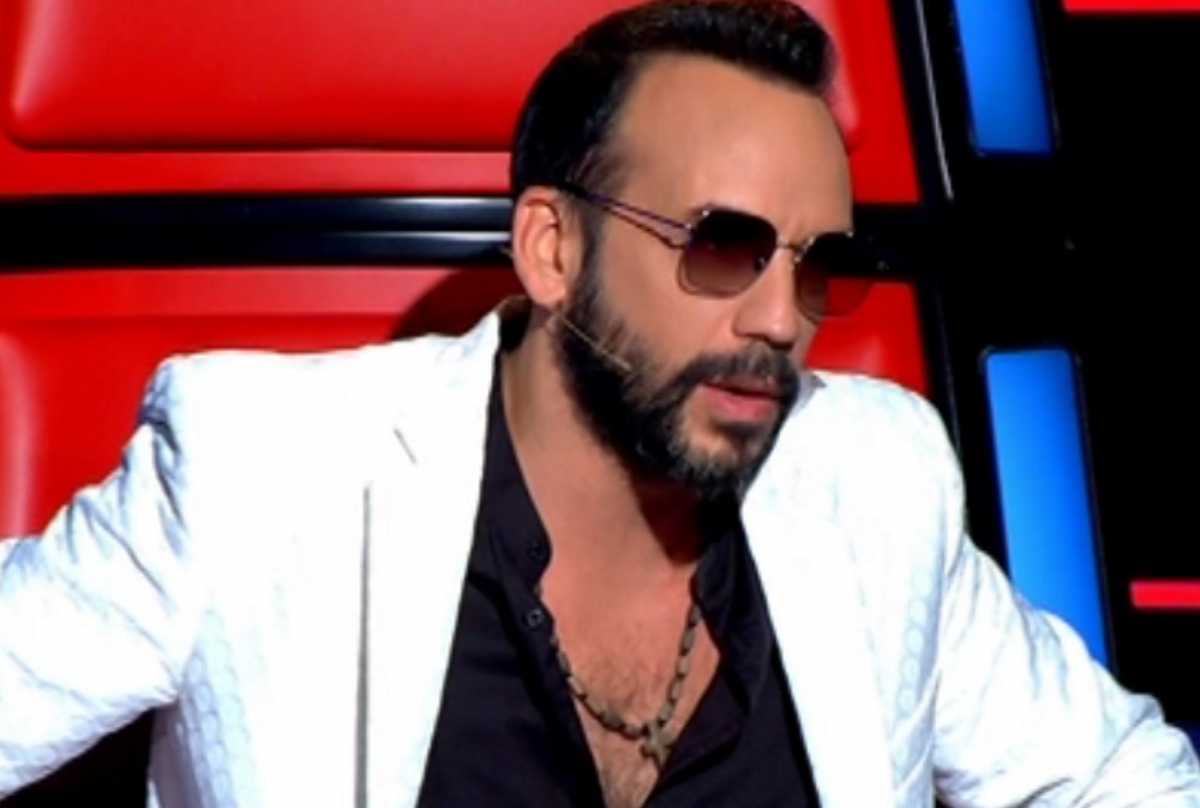 The Voice: Ο Μουζουράκης δεν φοβάται τους συγγενείς αλλά δεν έχει άλλη επιλογή παρά να περάσει την ανιψιά του