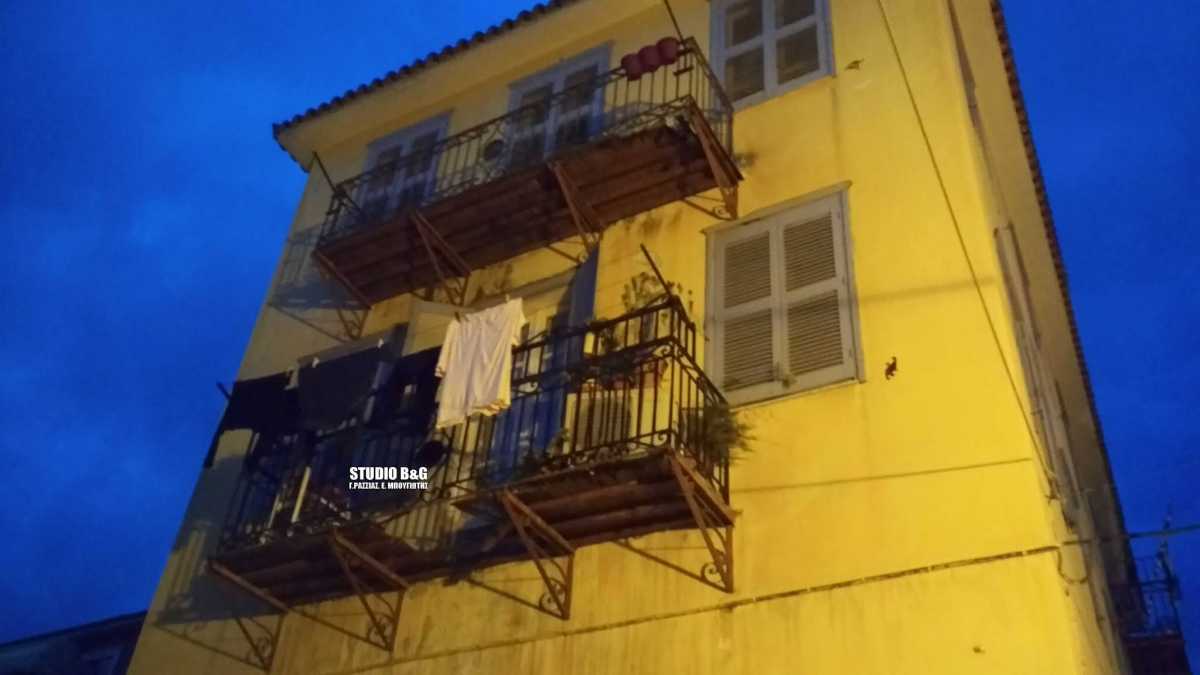 Ναύπλιο: Κατέρρευσε το μπαλκόνι και έπεσε στο κενό από τα 10 μέτρα – Σοβαρότατος ο τραυματισμός της γυναίκας