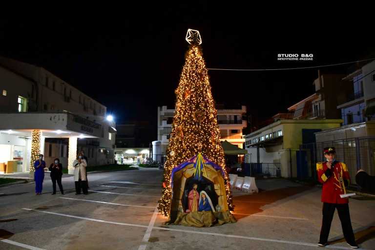 Ναύπλιο: Συγκίνηση στο νοσοκομείο – Φωταγωγήθηκε στο προαύλιο το Χριστουγεννιάτικο δέντρο του Δήμου