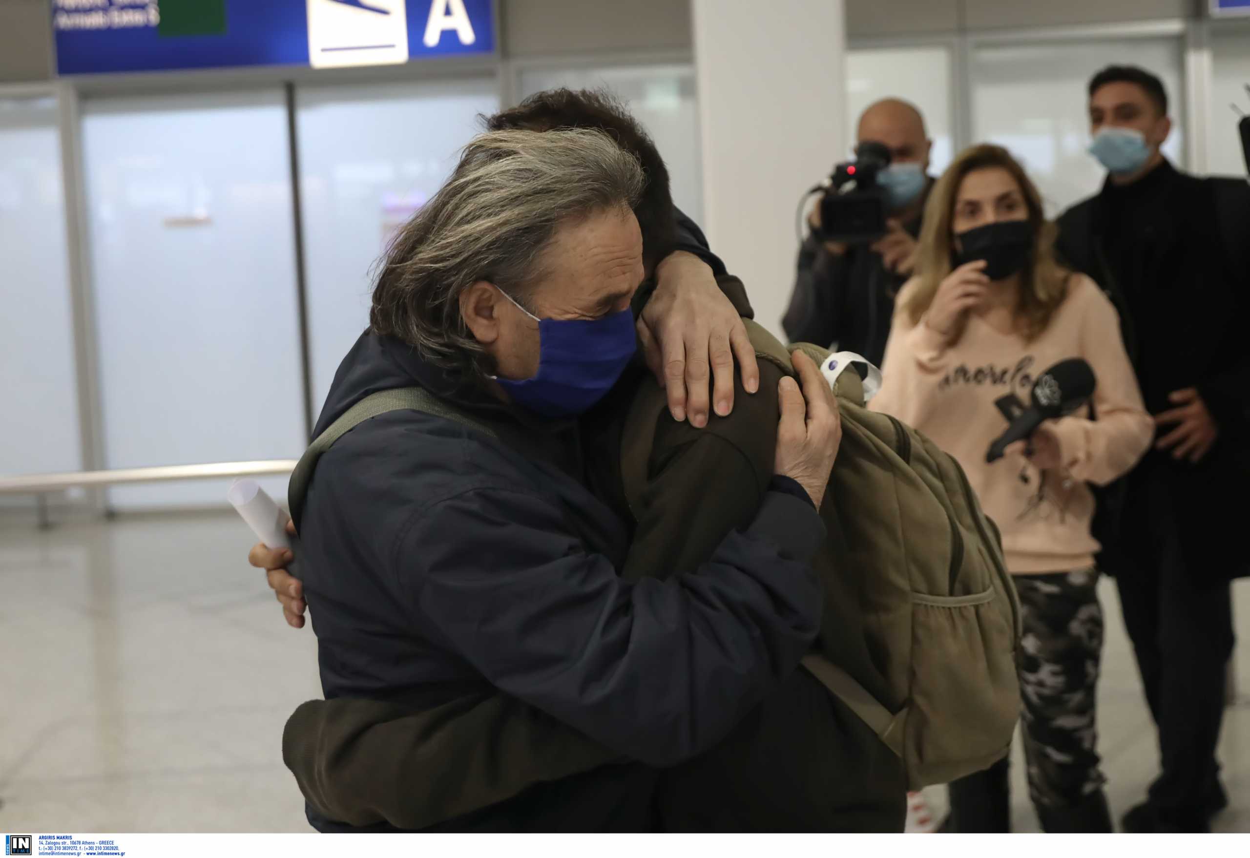 Επέστρεψαν οι Έλληνες ναυτικοί που ήταν όμηροι πειρατών – Συγκινητικές στιγμές στο Ελ. Βενιζέλος (pics, video)