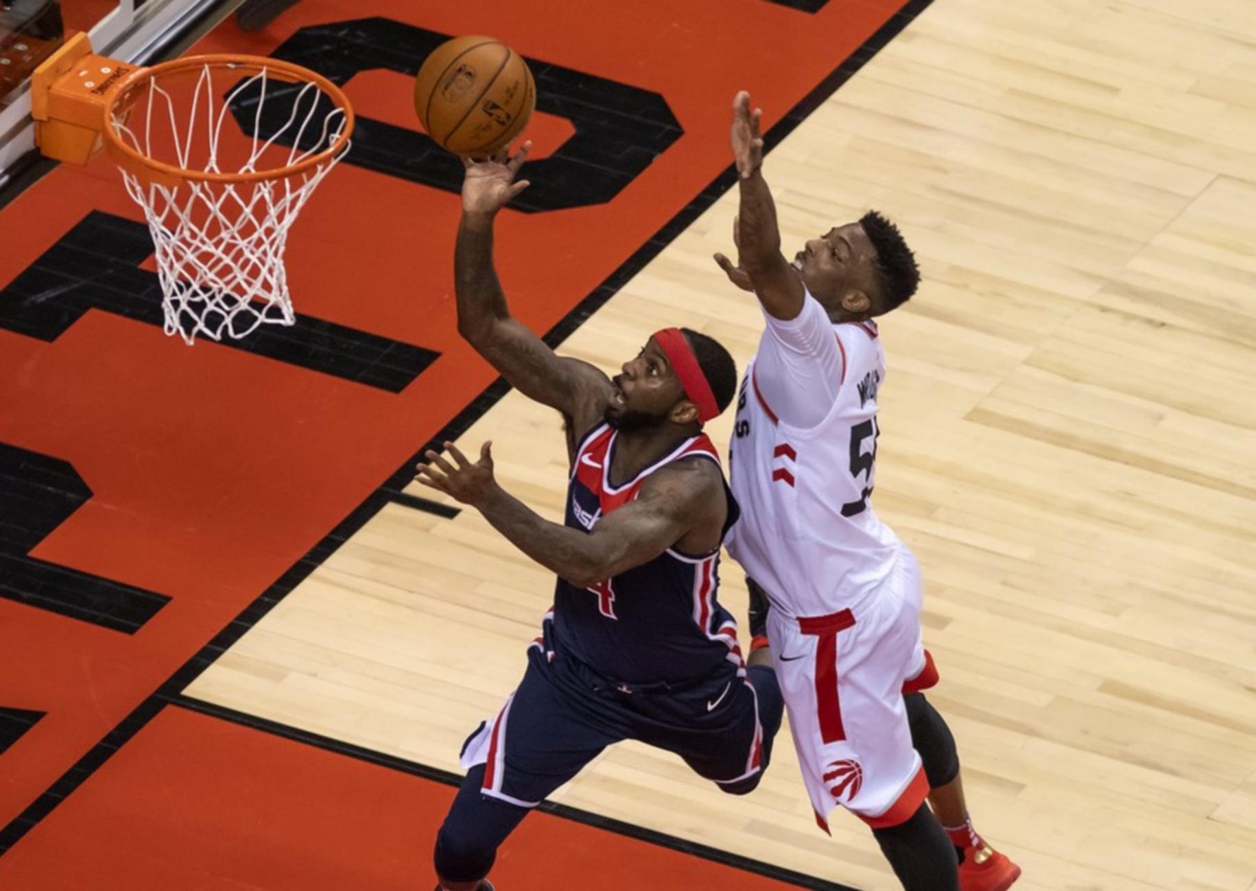 epaselect epa06675968 Washington Wizards guard Ty Lawson (L) throws to the basket as Toronto Raptors guard Delon Wright (R) defends during the fourth quarter of game two in their NBA Eastern Conference First Round basketball playoff game in Toronto, Canada, 17 April 2018.  EPA