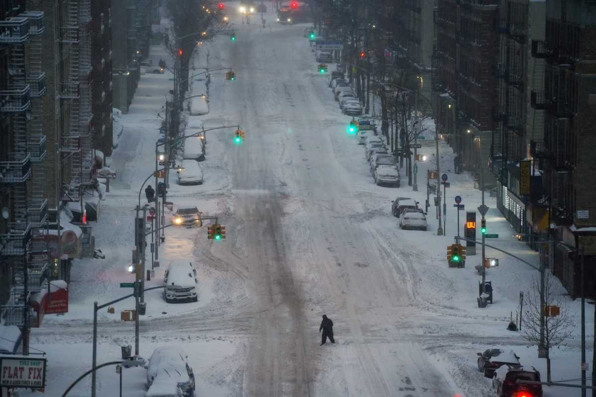 Snow falls during a Nor'easter storm amid the coronavirus disease (COVID-19) pandemic in New York City, New York, U.S., December 17, 2020.  REUTERS