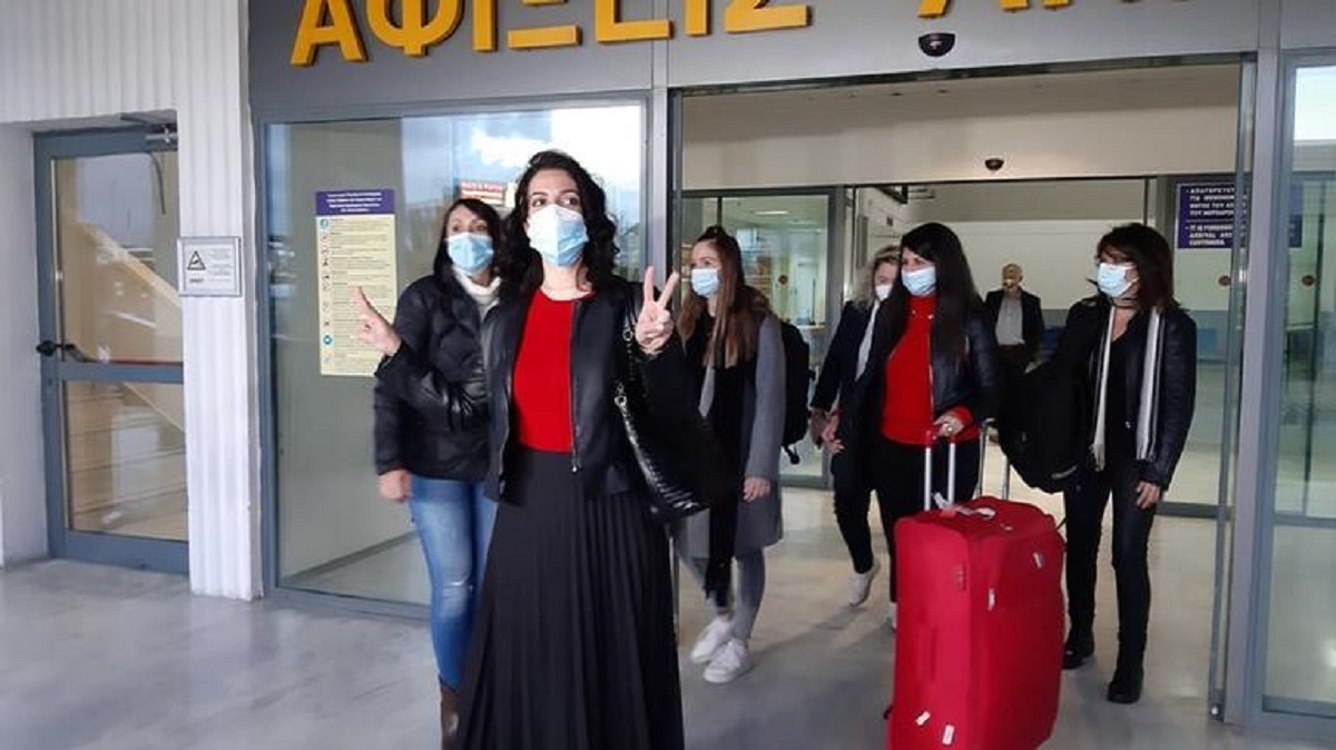 Κορονοϊός: Με το σήμα της νίκης επέστρεψαν στην Κρήτη οι νοσηλεύτριες που είχαν πάει να βοηθήσουν στη Θεσσαλονίκη