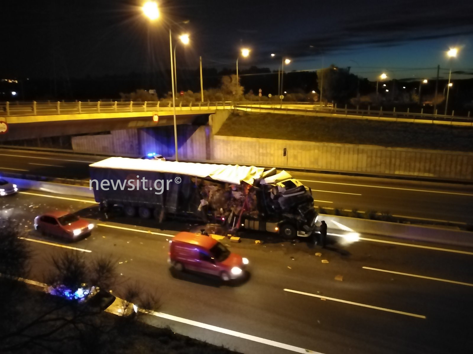 Αθηνών – Λαμίας: Σφοδρή σύγκρουση λίγο πριν τις Αφίδνες – Νταλίκα έγινε σμπαράλια (pic)