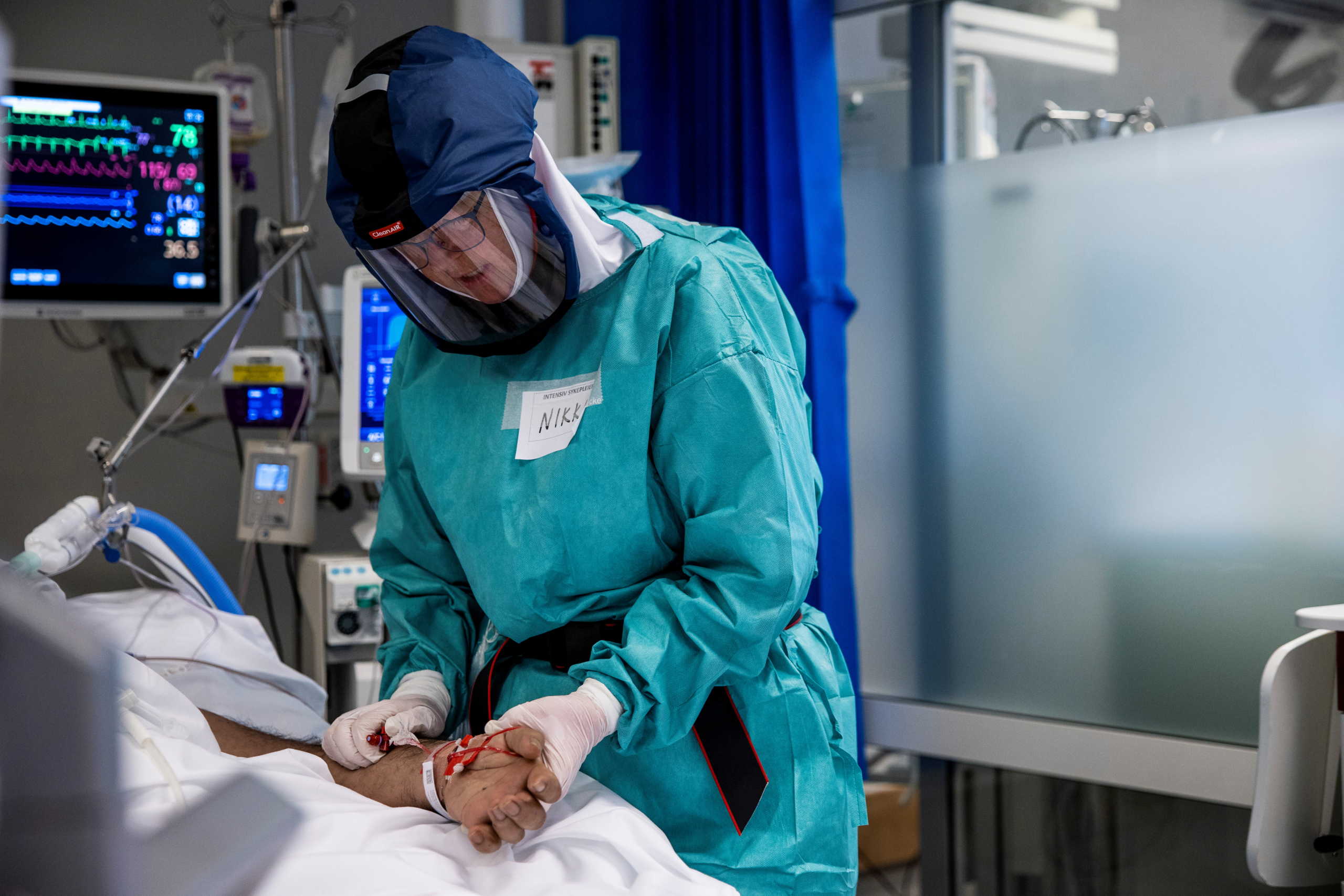 "Nikki" Anniken Hars treats a patient with coronavirus disease (COVID-19) in the intensive care unit (ICU) at Oslo University Hospital Rikshospitalet, in Oslo, Norway November 27, 2020. Picture taken November 27, 2020. NTB