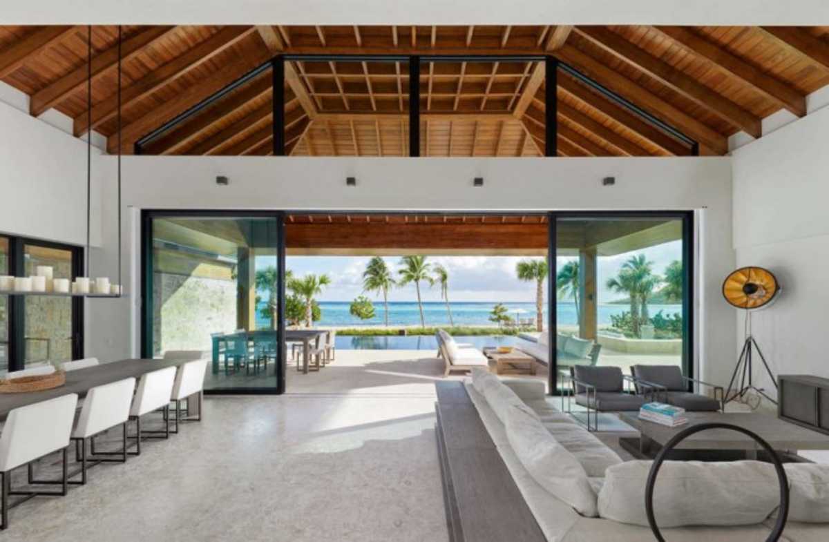 Ένα ονειρεμένο σπίτι σε απόσταση αναπνοής από τα κρυστάλλινα νερά της Καραϊβικής