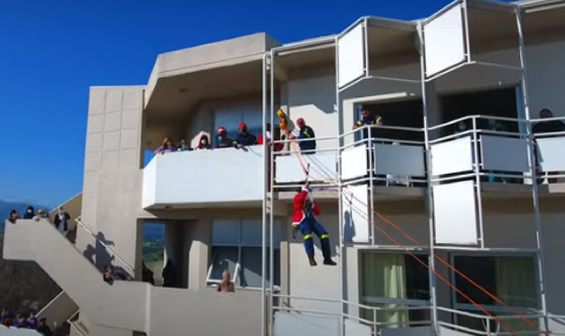 Συγκινητικό βίντεο: Ο Άγιος Βασίλης κατέβηκε με σκοινιά στο ΠΑΓΝΗ