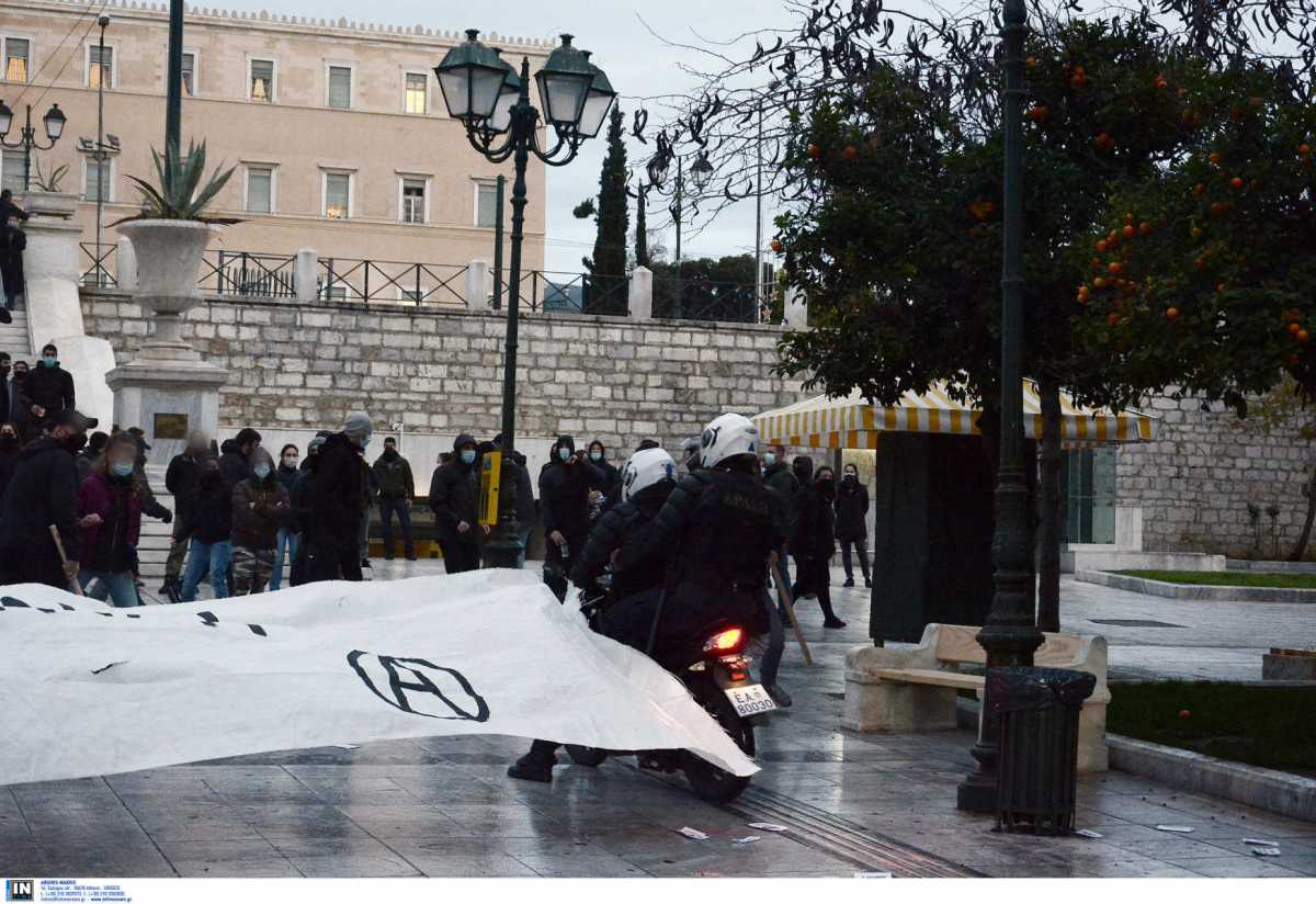 Ένταση στο Σύνταγμα: Ομάδα αγνώστων άνοιξε πανό για τον Γρηγορόπουλο – Έγιναν προσαγωγές