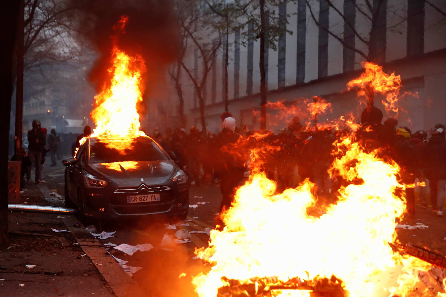 Γαλλία: Πεδίο μάχης το Παρίσι – Καμένα αυτοκίνητα και σπασμένες βιτρίνες σε διαδήλωση