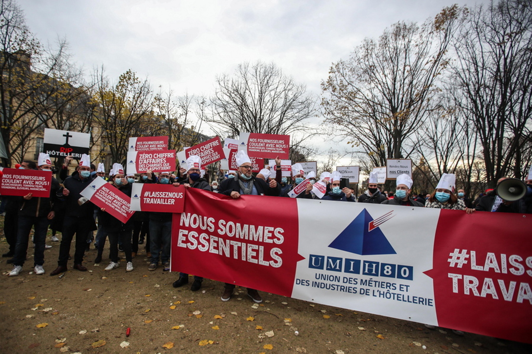 Οργή λαού στους δρόμους του Παρισιού: Διαδηλωτές ζητούν άνοιγμα ξενοδοχείων και εστιατορίων