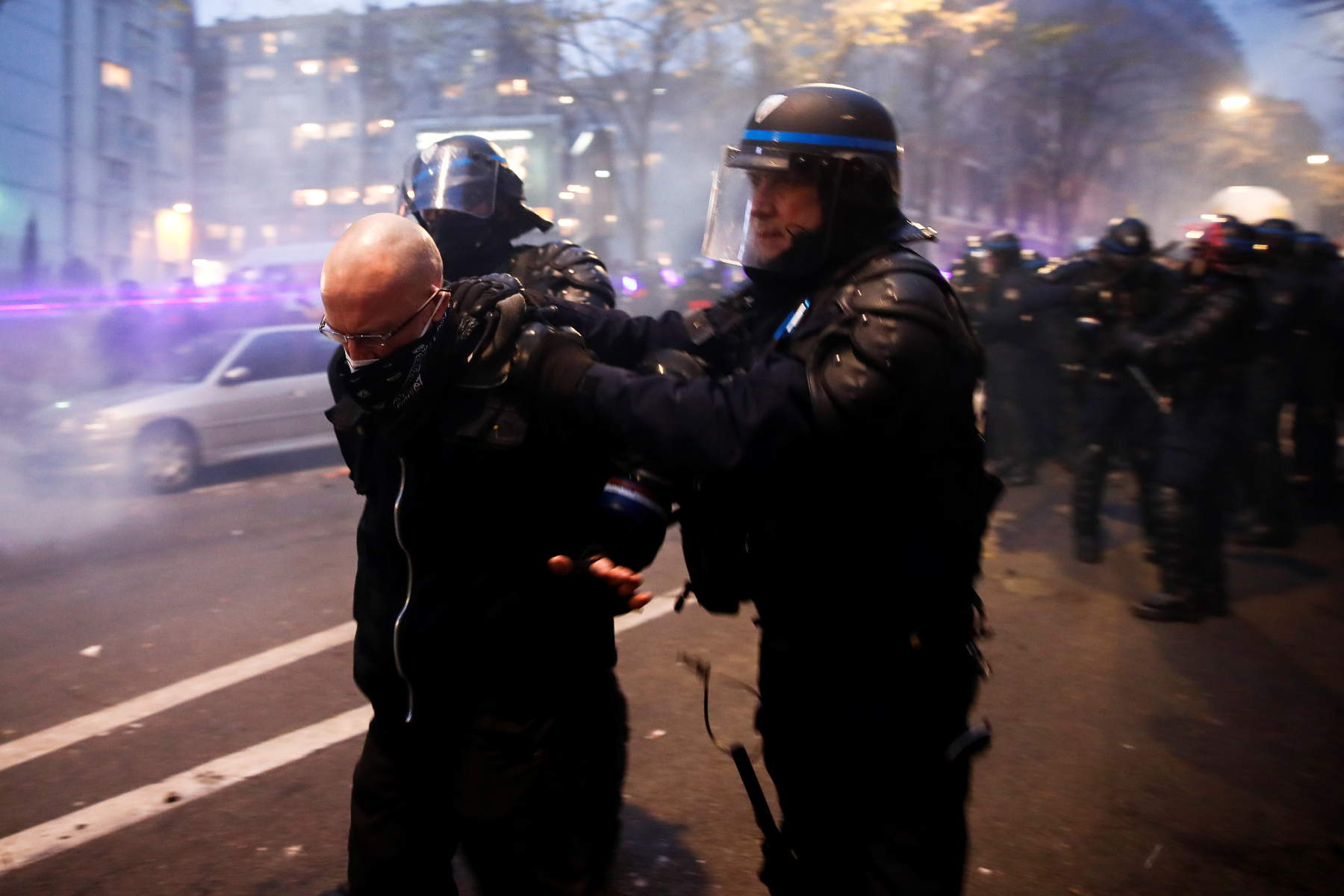 Παρίσι: 22 συλλήψεις μετά τα σοβαρά επεισόδια στη διαδήλωση κατά του αμφιλεγόμενου νόμου για την ασφάλεια