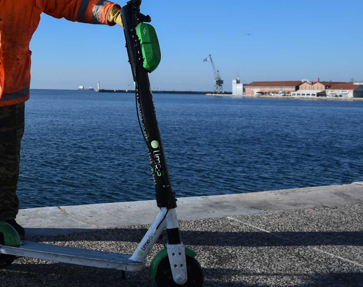 Θεσσαλονίκη: Μάζεψε τα ηλεκτρικά πατίνια η δημοτική αστυνομία λόγω κορονοϊού