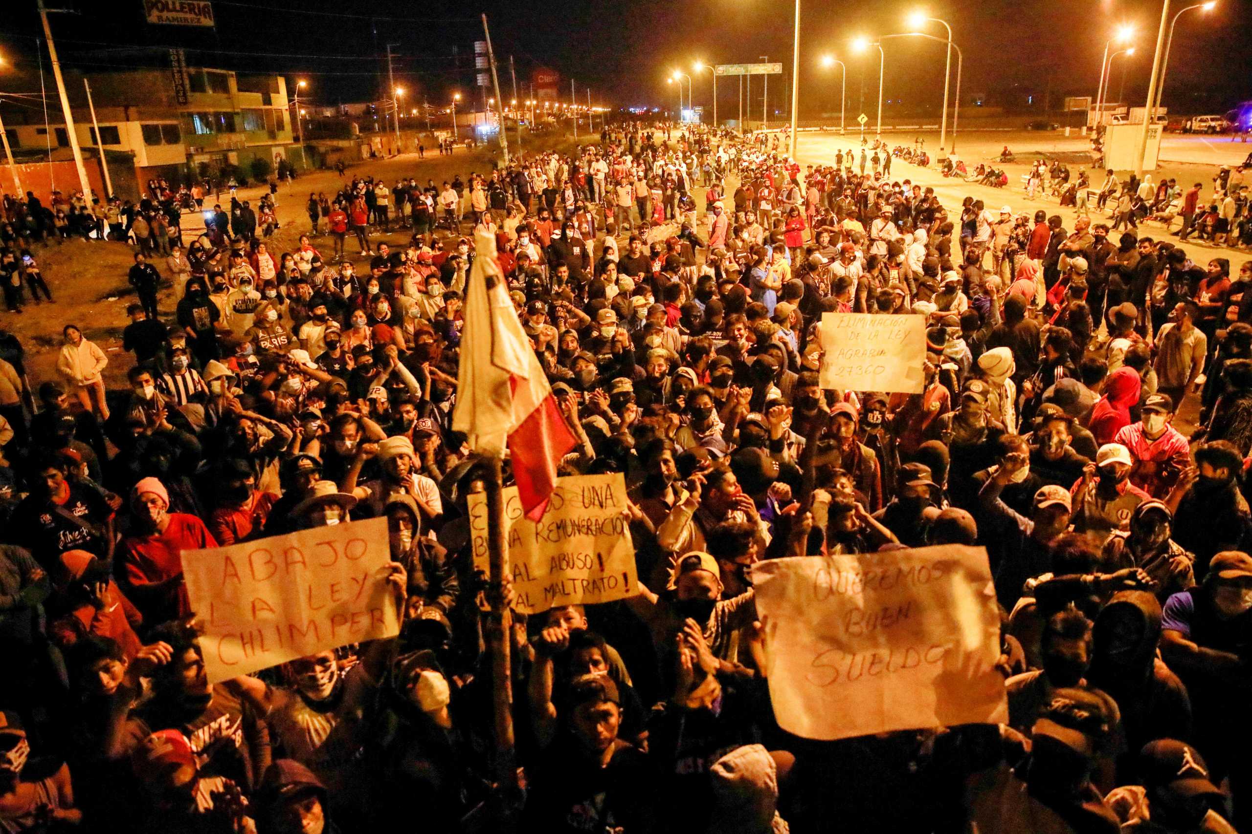 Agricultural workers block the Panamericana Sur highway during a protest over a long-standing but controversial agrarian law, in Villacuri, Peru December 3, 2020. REUTERS