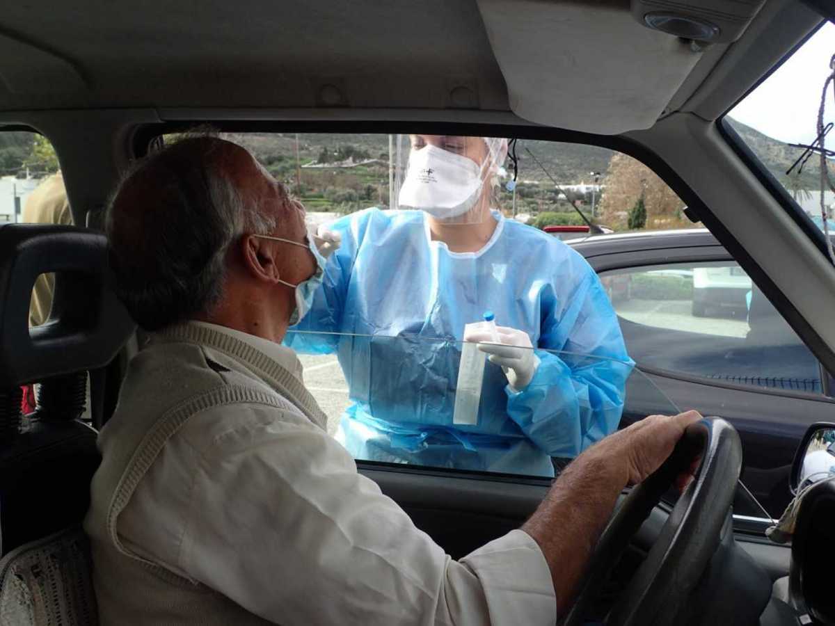Δήμος Αθηναίων: Rapid test στο αυτοκίνητο στη συμβολή των οδών Πειραιώς και Ερμού