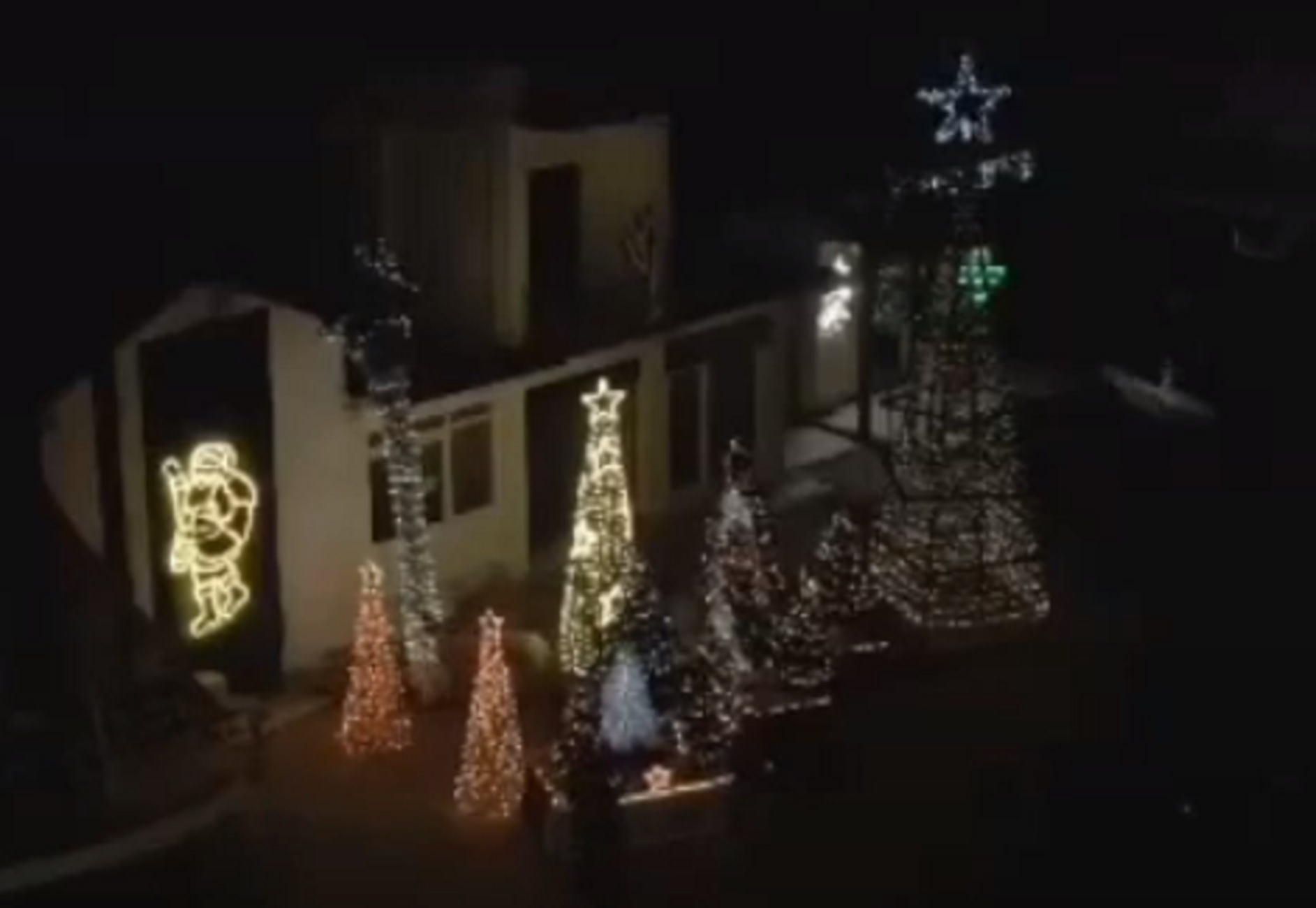 Ρόδος: Στολίστηκε το χωριό των Καλυθιών και το τελικό αποτέλεσμα είναι εκπληκτικό (Βίντεο)