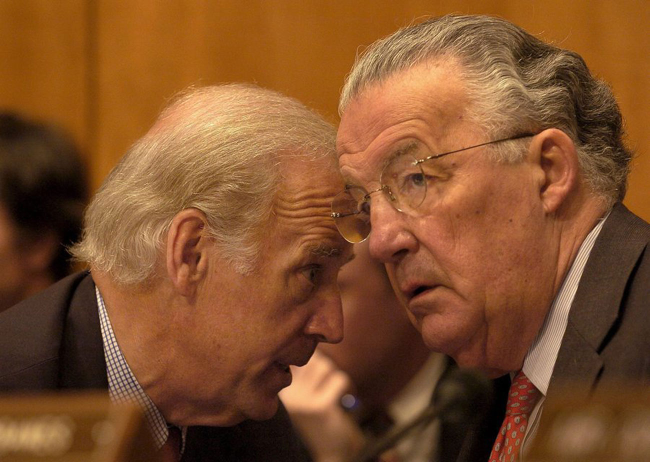 Ο Πολ Σαρμπάνης, το 2005, με τον τότε γερουσιαστή και νυν εκλεγμένο πρόεδρο των ΗΠΑ Τζο Μπάιντεν - Φωτογραφία EPA