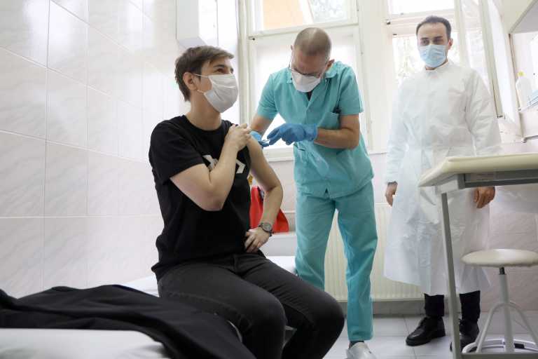 Ξεκίνησε ο εμβολιασμός κατά του κορονοϊού στη Σερβία – On camera εμβολιάστηκε η πρωθυπουργός (pics, vid)