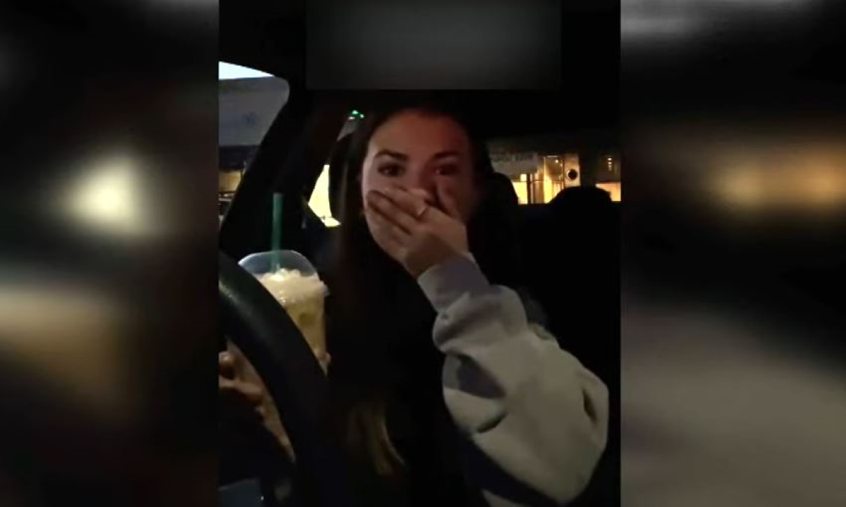 Η στιγμή που 19χρονη συνειδητοποιεί ότι έχασε την αίσθηση της γεύσης: Το βίντεο και η διάγνωση με COVID-19