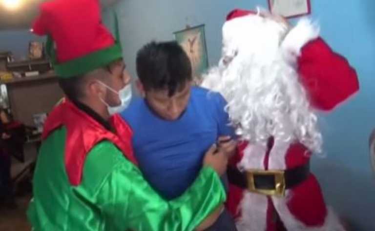 Επική σύλληψη στο Περού: Αστυνομικοί «Άγιος Βασίλης» και «ξωτικό» μπούκαραν σε σπίτι εμπόρου ναρκωτικών (vid)