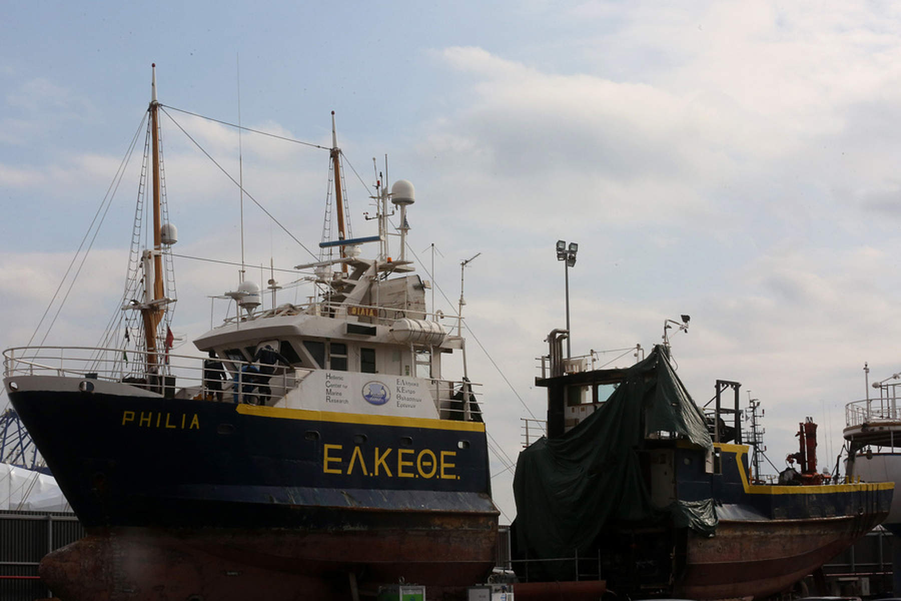 Φωτογραφία που δόθηκε στη δημοσιότητα την Κυριακή 06 Δεκεμβρίου 2020 εικονίζει το ερευνητικό σκάφος "Φιλία", του Ελληνικού Κέντρου Θαλάσσιων Ερευνών, κομμένο στη μέση, το οποίο μετασκευάζεται σε ναυπηγείο στο  Πέραμα, Τετάρτη 2 Δεκεμβρίου 2020. Το παλιό σκαρί, μήκους 26 μέτρων, έχει κοπεί στη μέση προκειμένου να επιμηκυνθεί κατά 5 μέτρα, ενώ παράλληλα θα ενισχυθεί με γερανούς απαραίτητους για τις έρευνές του. Αποστολή του σκάφους είναι η έρευνα για την αλιεία και την ρύπανση καθώς και η ωκεανογραφία. Οι έρευνες που θα διεξάγει το σκάφος και οι επιστήμονες που το στελεχώνουν θα ενισχυθούν με τον εκσυγχρονισμό των οργάνων του, καθώς πλέον θα είναι δυνατή η τρισδιάστατη χαρτογράφηση του βυθού και η 3D απεικόνισή του.  ΑΠΕ-ΜΠΕ