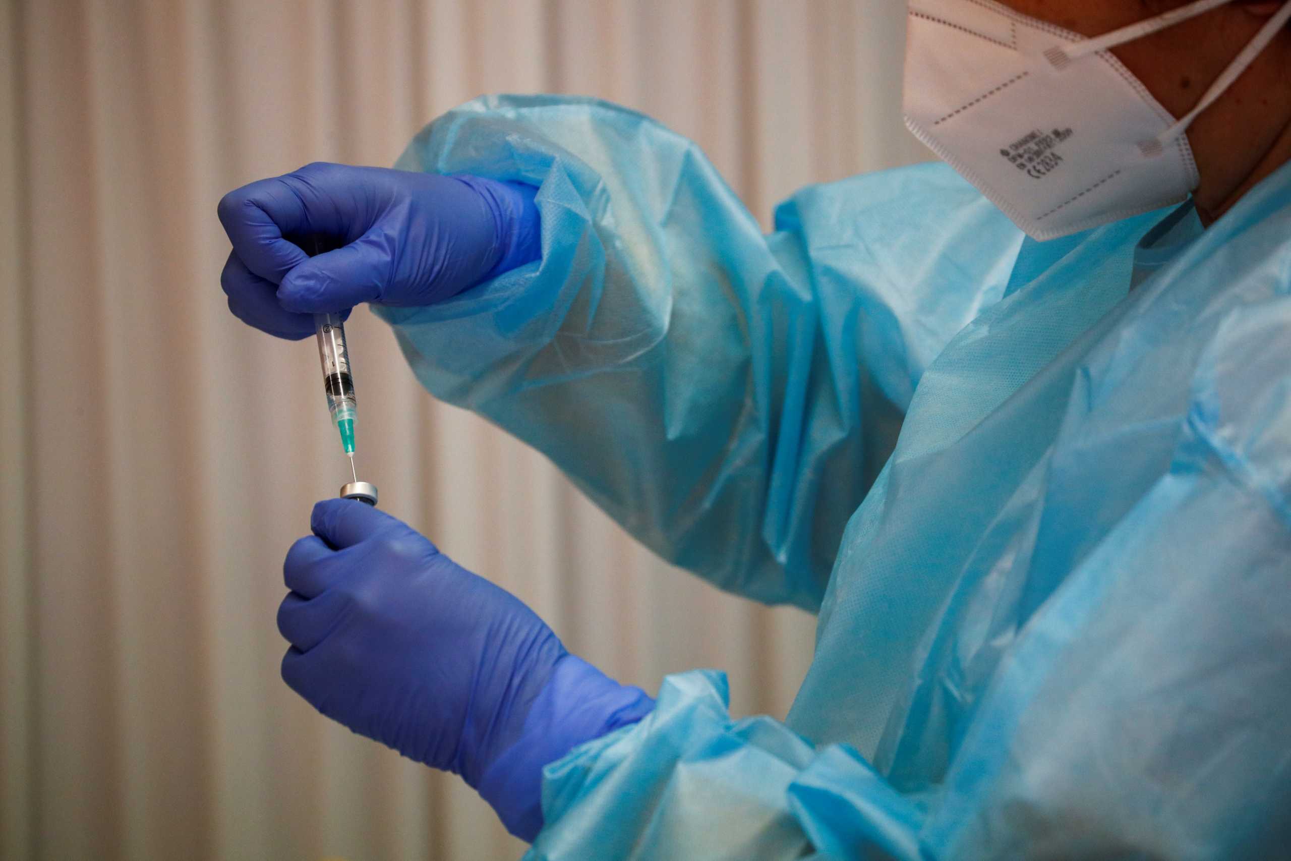 A health worker prepares an injection with a dose of the Pfizer-BioNTech COVID-19 vaccine, as the coronavirus disease (COVID-19) outbreak continues, at Balafia nursing home, in Lleida, Spain, December 27, 2020. REUTERS