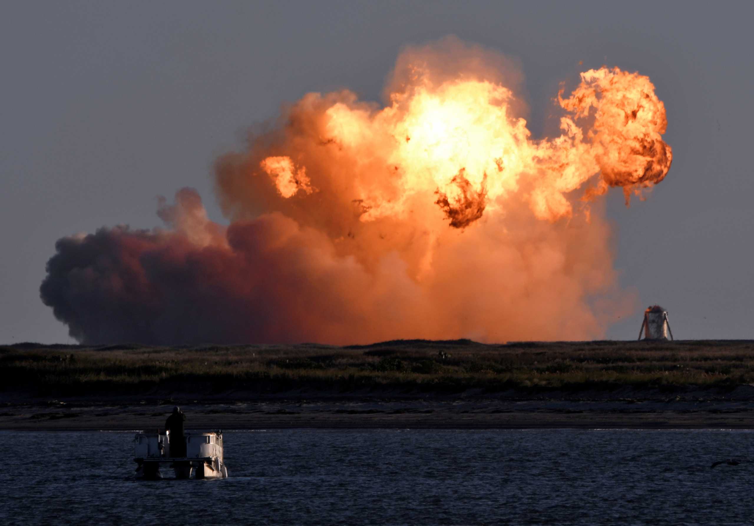 Το Starship έγινε σκόνη: Απίστευτες εικόνες από την έκρηξη σε πρωτότυπο πύραυλο της SpaceX