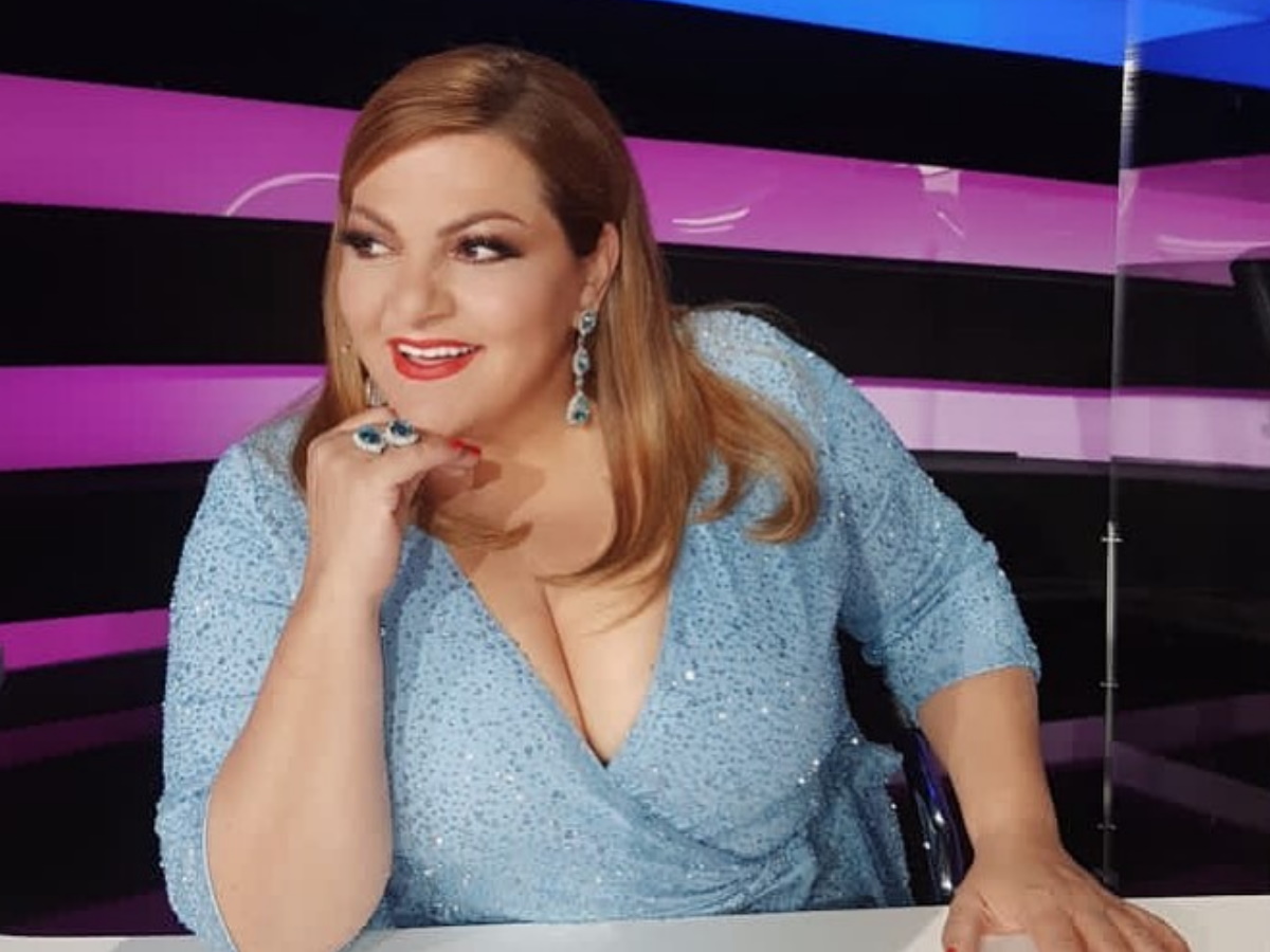 Δείτε τη Βίκυ Σταυροπούλου να φωτογραφίζεται στο χριστουγεννιάτικο δέντρο της!