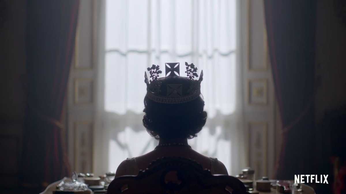 Σχεδίασε την παραγωγή του «The Crown» με… ξενάγηση στο Μπάκιγχαμ