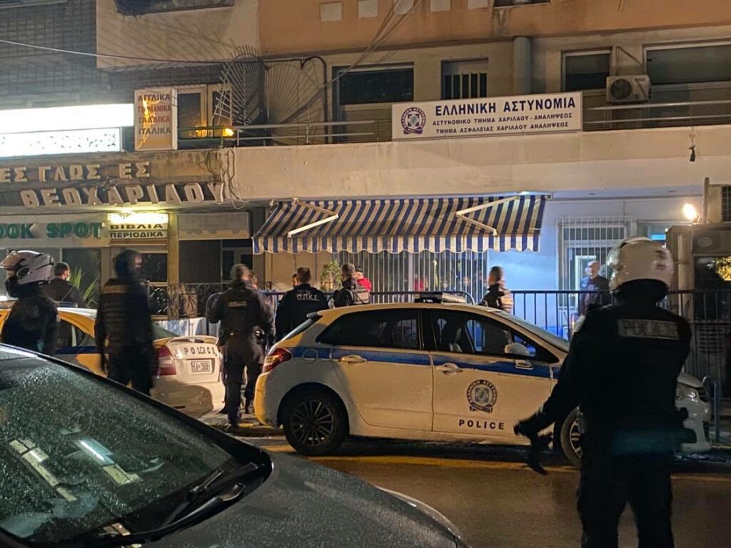 Θεσσαλονίκη: Νεαρός χαρακώθηκε με ξυράφι έξω από αστυνομικό τμήμα – Προσοχή σκληρές εικόνες (video)