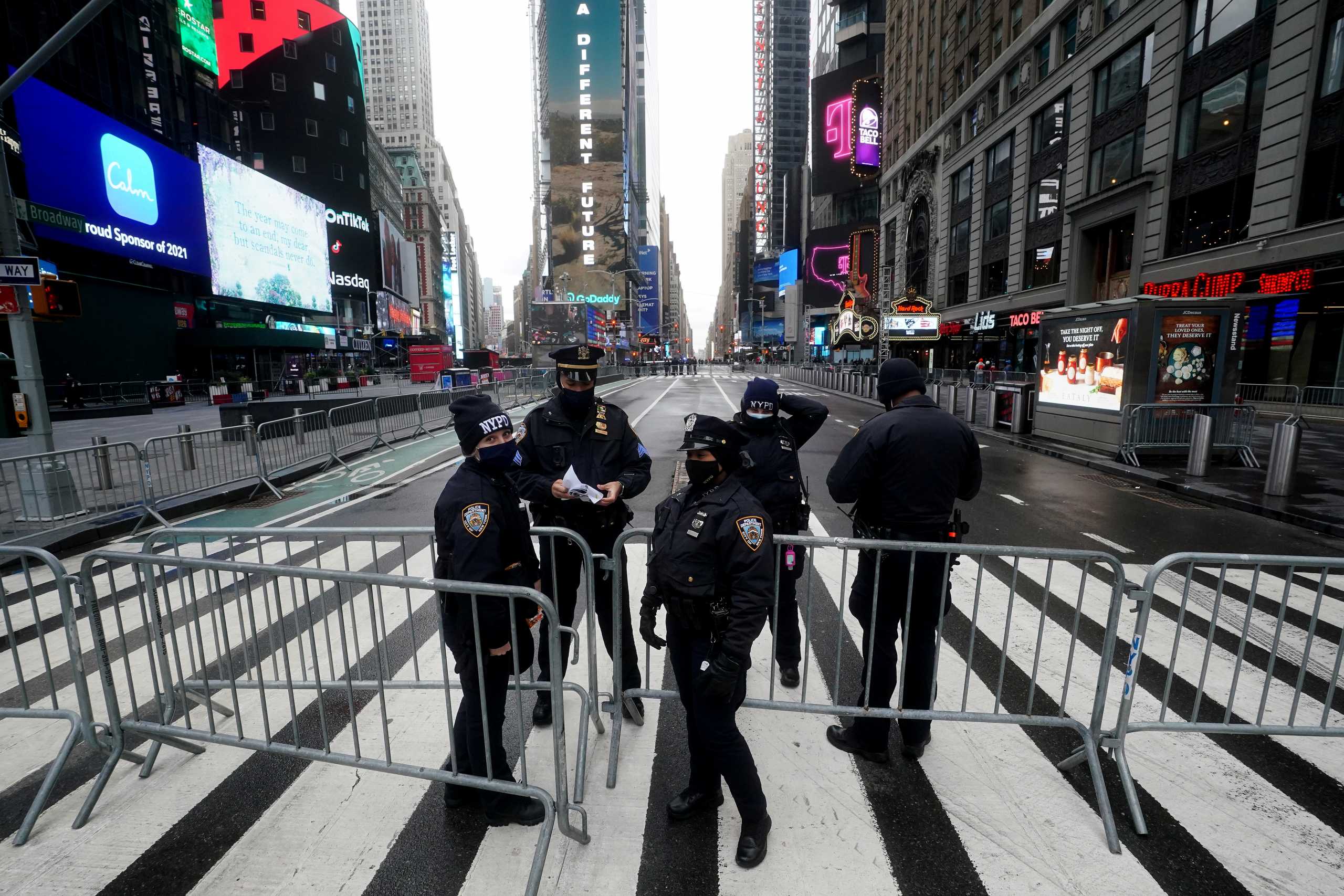 ΗΠΑ: Οδοφράγματα στην Times Square - Είσοδος σε λίγους προσκεκλημένους για την Πρωτοχρονια (pics)