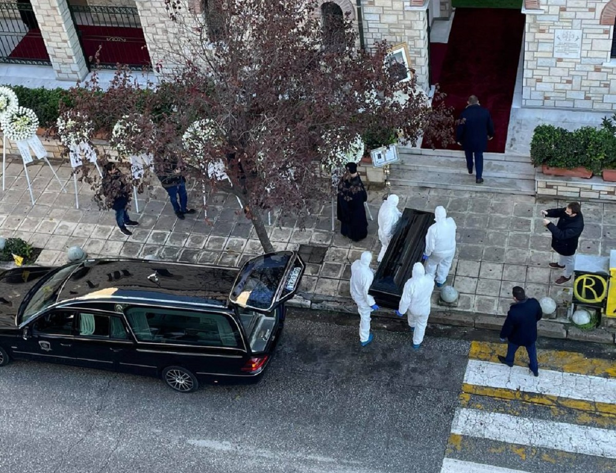 Το τελευταίο αντίο στον πρώην Μητροπολίτη Τρίκκης με αυστηρά μέτρα (pics, video)
