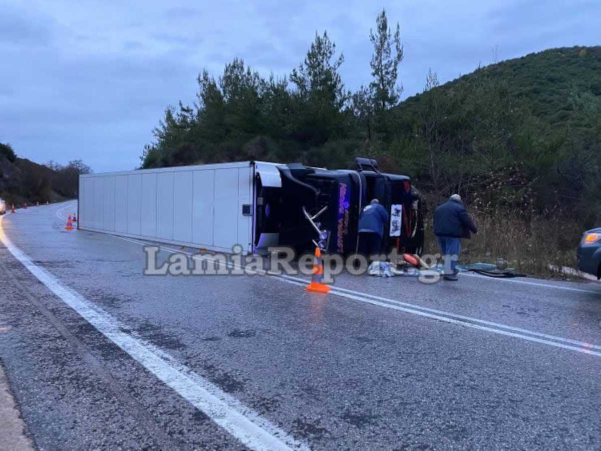 Λαμία: Τροχαίο με νταλίκα που την διέλυσε βράχος (pics, video)
