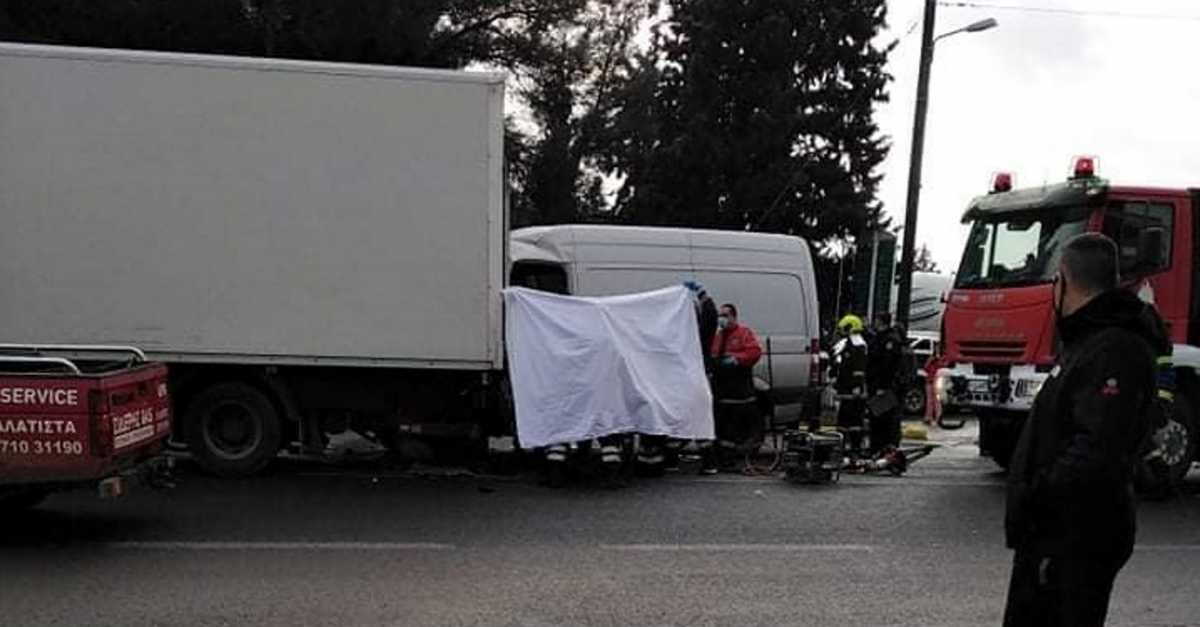 Νεκρός οδηγός αυτοκινήτου στη Νέα Ραιδεστό: Συγκρούστηκε με φορτηγό της αστυνομίας (pics)