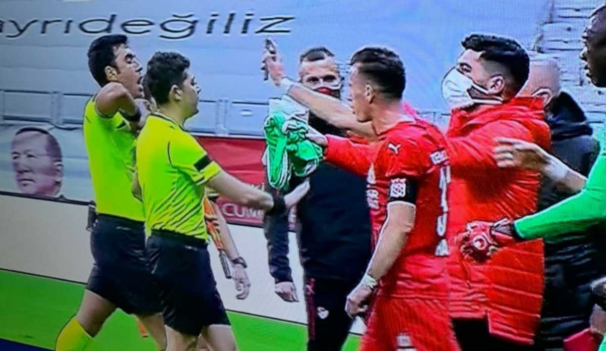 Απίστευτο περιστατικό στην Τουρκία με παίκτη να αποβάλλεται γιατί έκανε VAR το κινητό του (video)