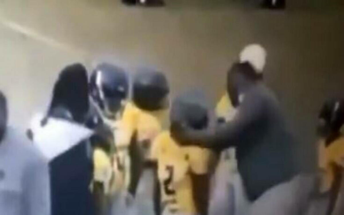 Εικόνες – σοκ στις ΗΠΑ: Προπονητής ποδοσφαίρου «πιάστηκε» να χτυπάει 9χρονο παίκτη του (vid)