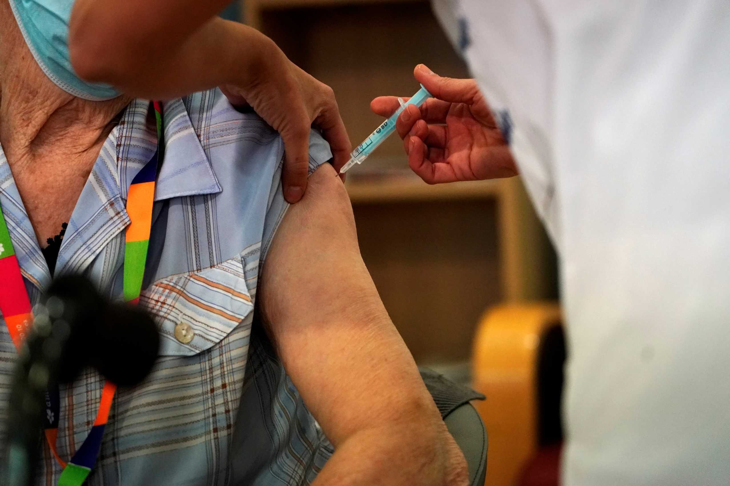 Amavir nursing home resident Hermelina Hernandez, 96, receives an injection with a dose of the Pfizer-BioNTech COVID-19 vaccine, as the coronavirus disease (COVID-19) outbreak continues, in Madrid, Spain, December 30, 2020. REUTERS