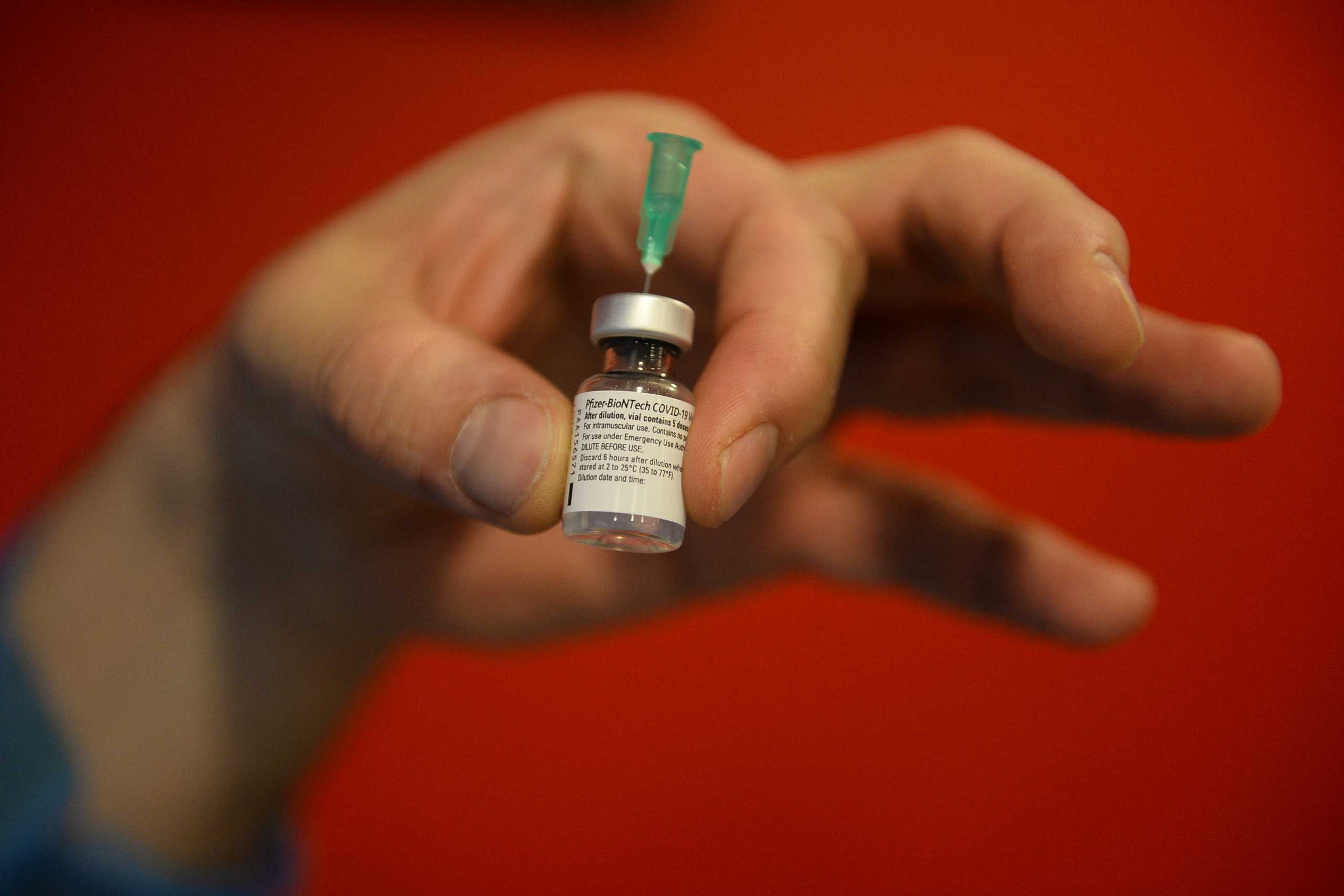 Εμβόλιο Pfizer: Οι Γερμανοί κατάφεραν να εξοικονομήσουν μια δόση ανά φιαλίδιο!