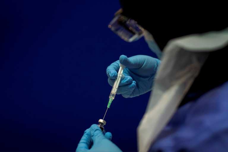Εμβόλιο κορονοϊού: 40% των γιατρών και νοσηλευτών έχει δηλώσει μέχρι στιγμής ότι θα εμβολιαστεί