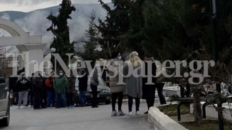 Βόλος: Απίστευτες εικόνες συνωστισμού σε κηδεία 45χρονου που πέθανε από κορονοϊό