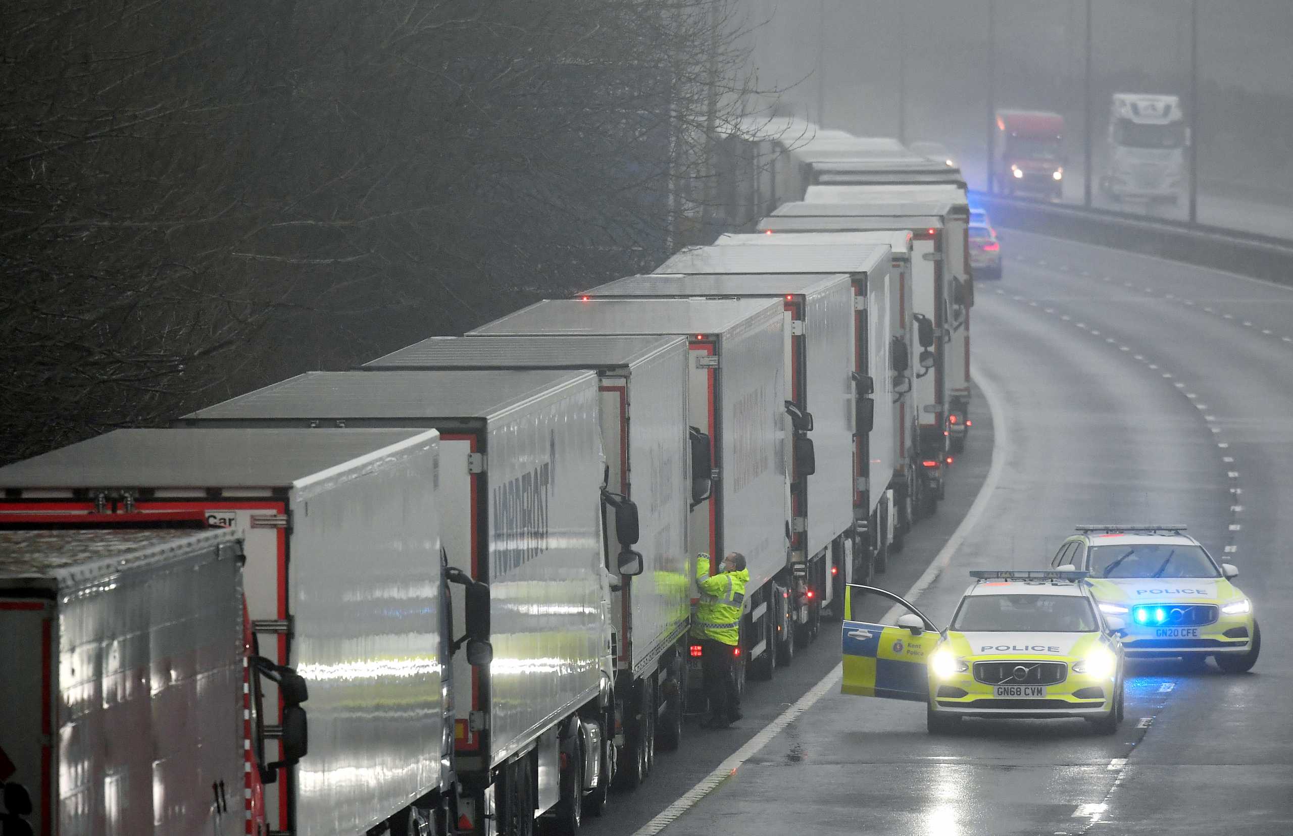 Βρετανία: Συμφωνία με τη Γαλλία για να ανοίξουν και πάλι τα σύνορα και να ξεμπλοκάρουν τα φορτηγά