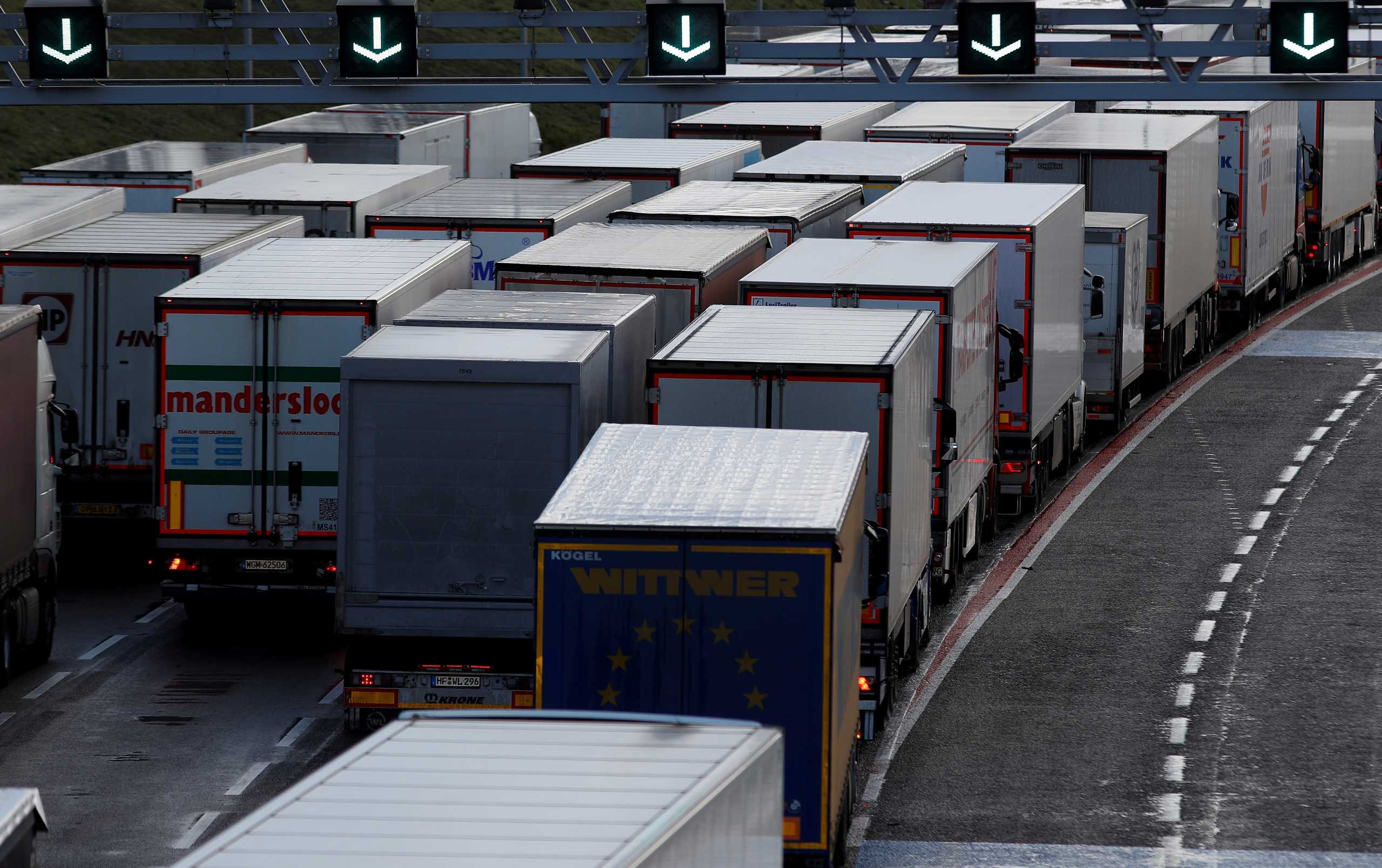 Βρετανία: «Έμφραγμα» στα σύνορα! Ουρές χιλιομέτρων από ακινητοποιημένα φορτηγά, χάος για οικογένειες (pics)