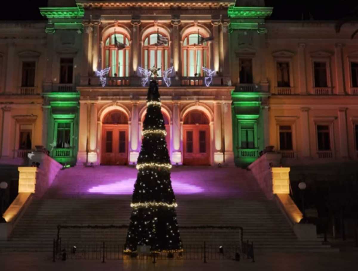 Σύρος: Λάμψη… μελαγχολίας! Δείτε πως άναψε φέτος το χριστουγεννιάτικο δέντρο στην Ερμούπολη (Βίντεο)